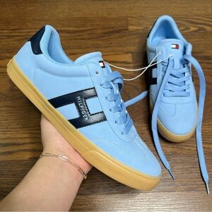 Tommy Hilfiger Maisie casual lace-up sneaker in blue with a gum sole size 8.5